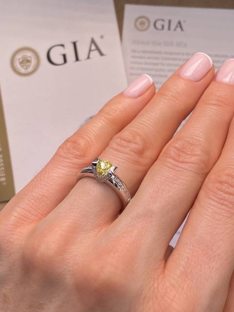 Кольцо из белого золота с бриллиантами (050023)