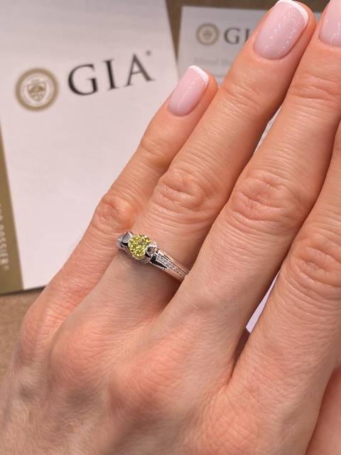 Кольцо из белого золота с бриллиантами (050023)