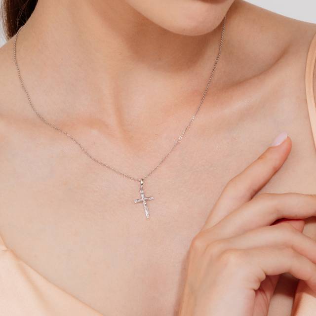 Кулон крест из белого золота с бриллиантами (039515)