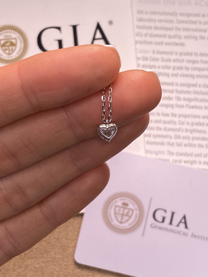 Колье из белого золота с бриллиантом 