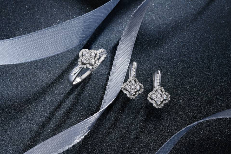 Серьги из белого золота с бриллиантами (051458)