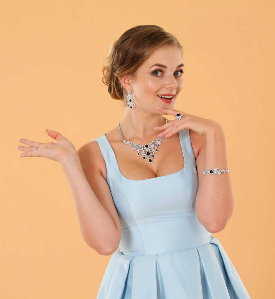 Эксклюзивное колье из белого золота с бриллиантами и сапфирами (010173)