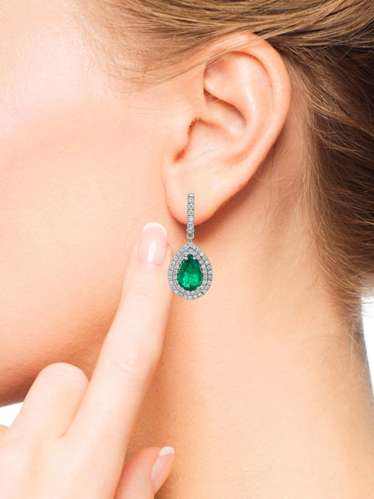 Серьги из белого золота с бриллиантами и изумрудами (051830)