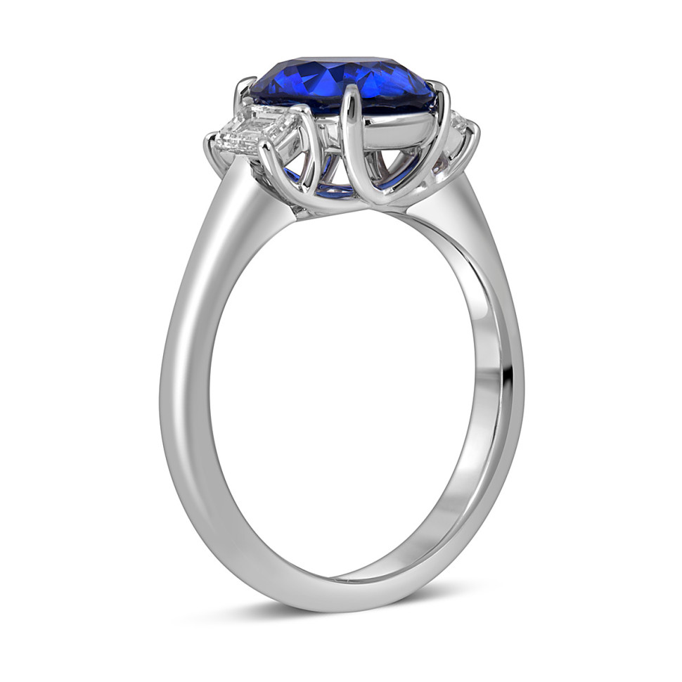 Кольцо из белого золота с сапфиром и бриллиантами 