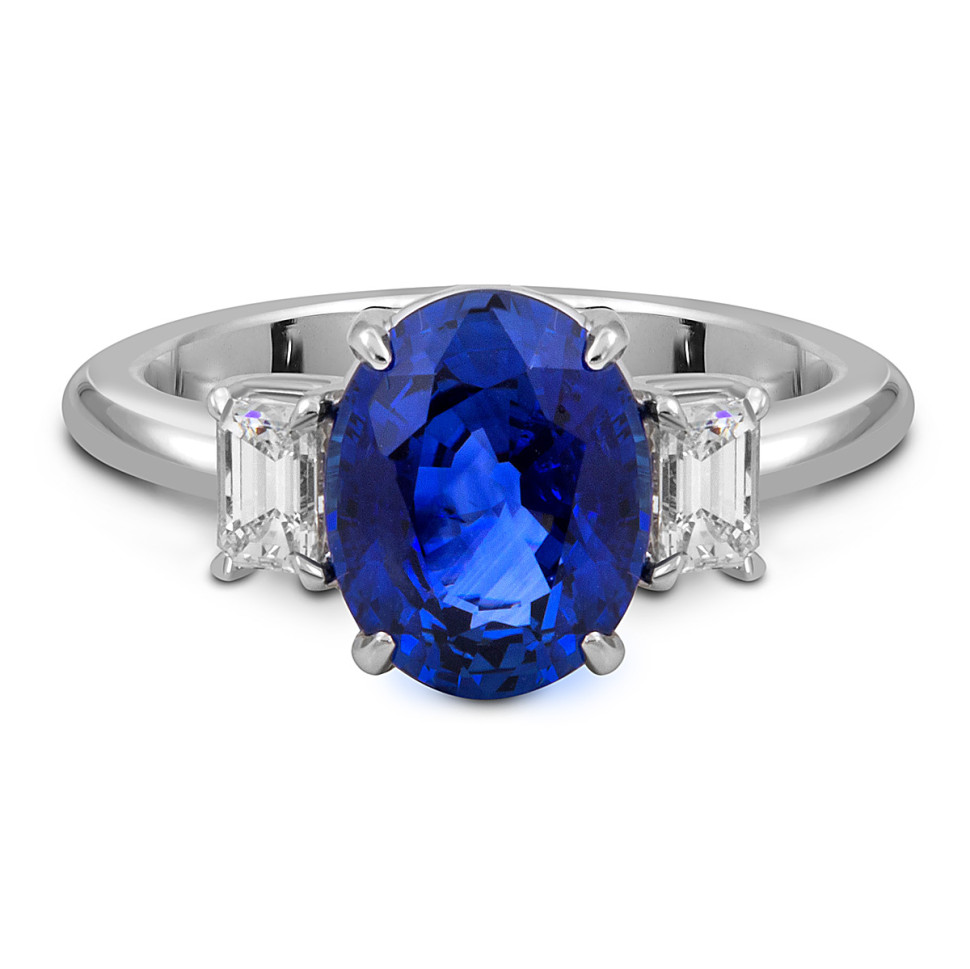 Кольцо из белого золота с сапфиром и бриллиантами 