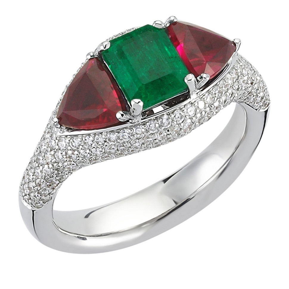 Кольцо из белого золота с бриллиантами, рубинами и изумрудом (054620)