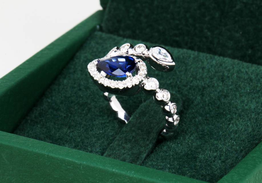 Кольцо из белого золота с бриллиантами и сапфиром (060540)