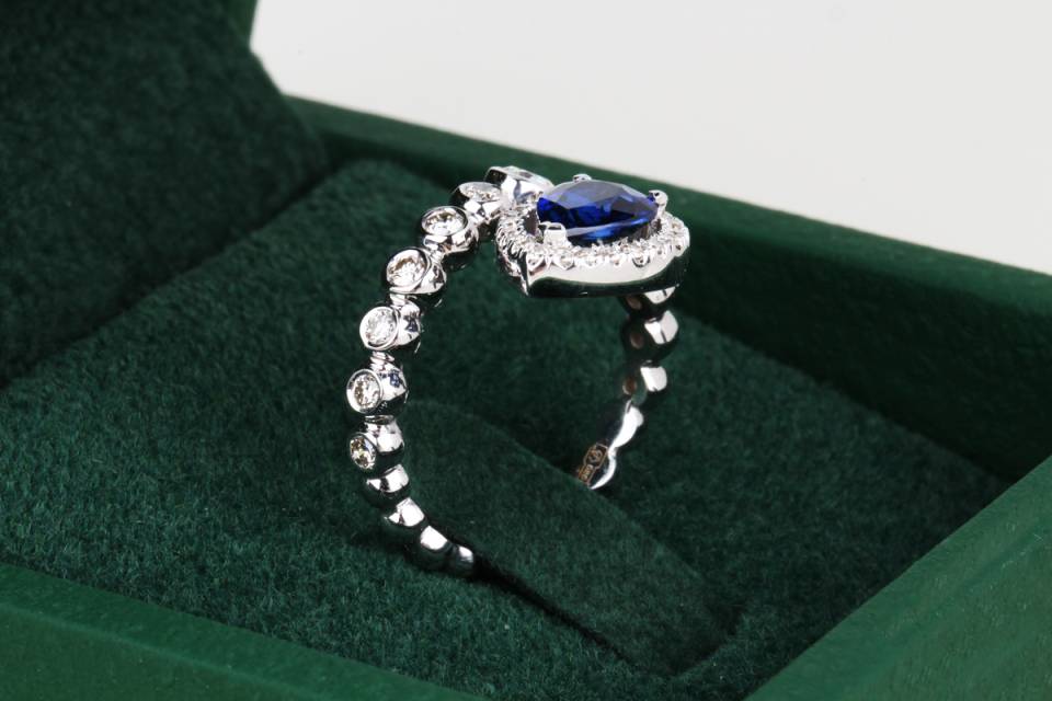 Кольцо из белого золота с бриллиантами и сапфиром (060540)