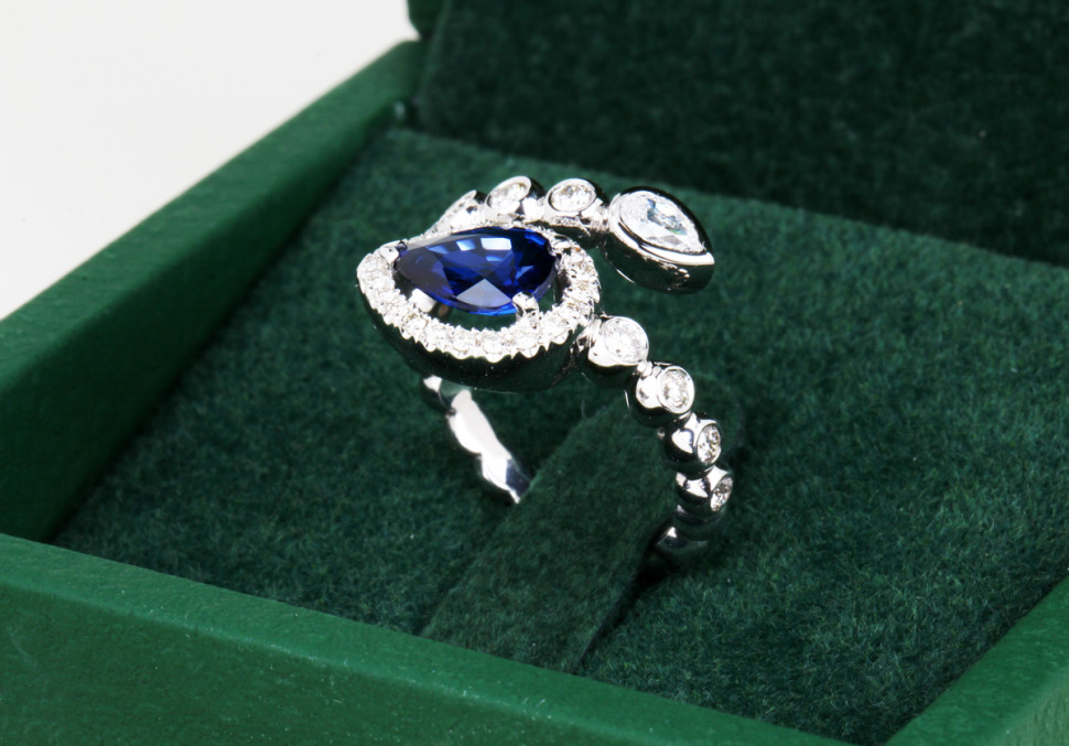 Кольцо из белого золота с бриллиантами и сапфиром (060540)