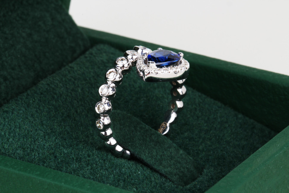 Кольцо из белого золота с бриллиантами и сапфиром (060540)