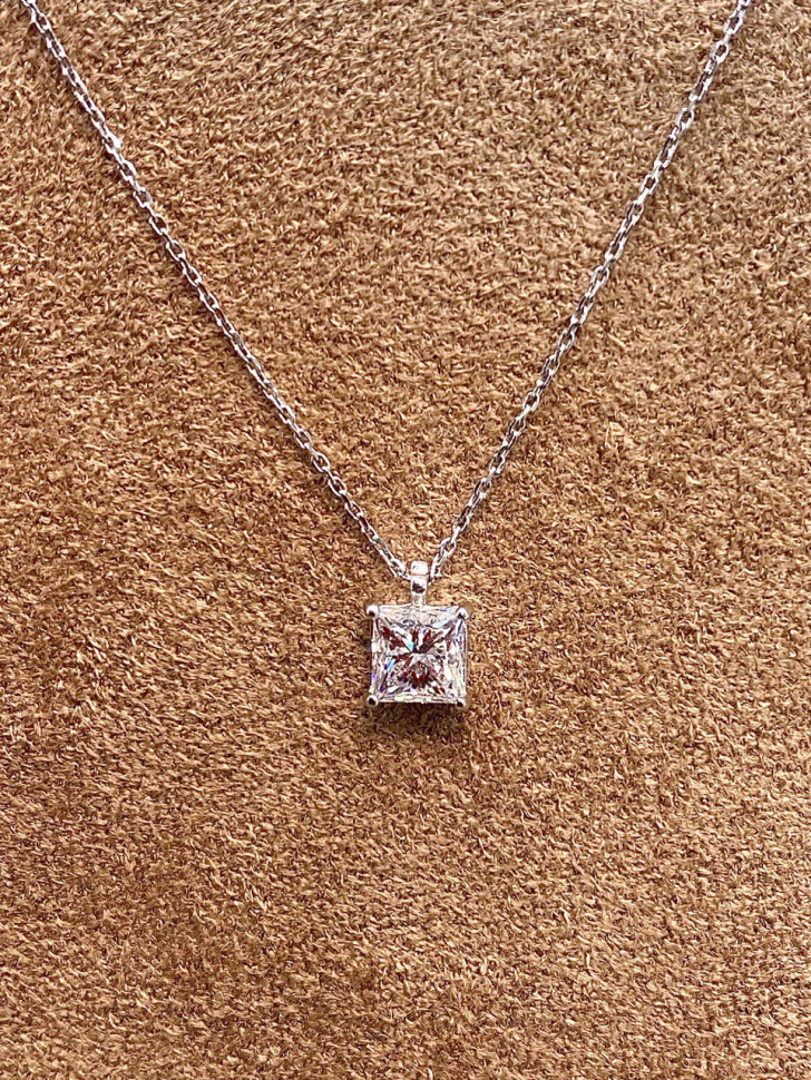 Колье из белого золота с бриллиантом (043414)