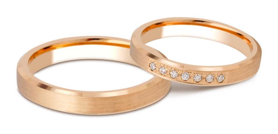 Обручальное кольцо из красного золота с бриллиантами (028740)