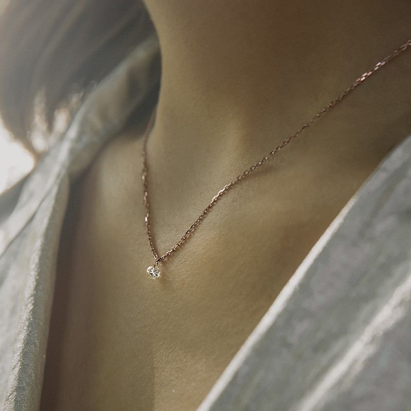 Колье из красного золота с бриллиантом (047745)