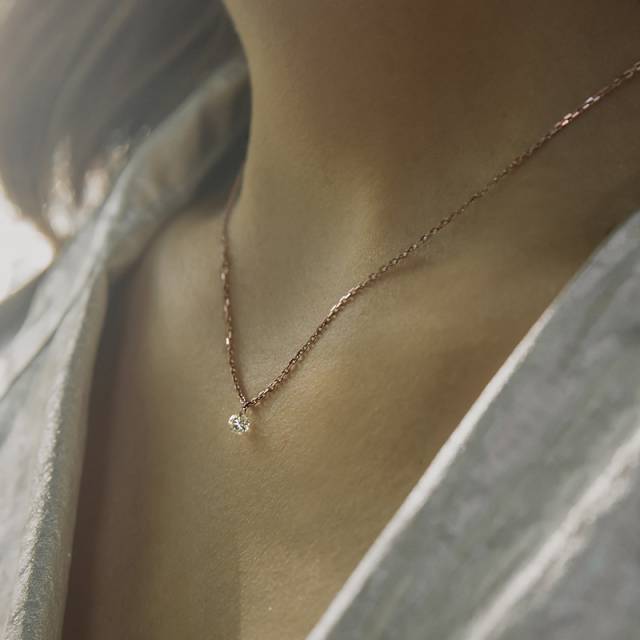 Колье из красного золота с бриллиантом (047745)