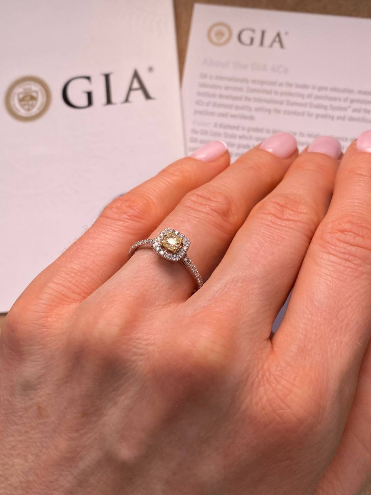 Помолвочное кольцо из белого золота с бриллиантами (051647)