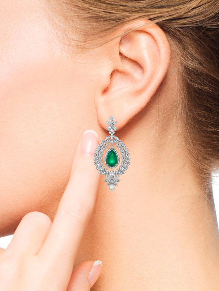 Серьги из белого золота с бриллиантами и изумрудами (047596)