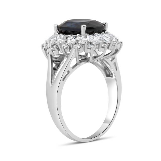 Кольцо из белого золота с бриллиантами и сапфиром (023136)