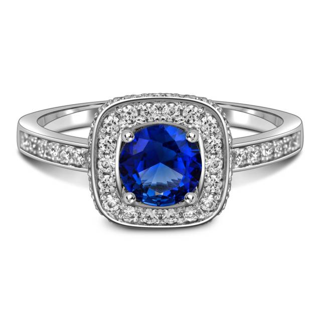 Кольцо из белого золота с синтетическим сапфиром и фианитами (023101)