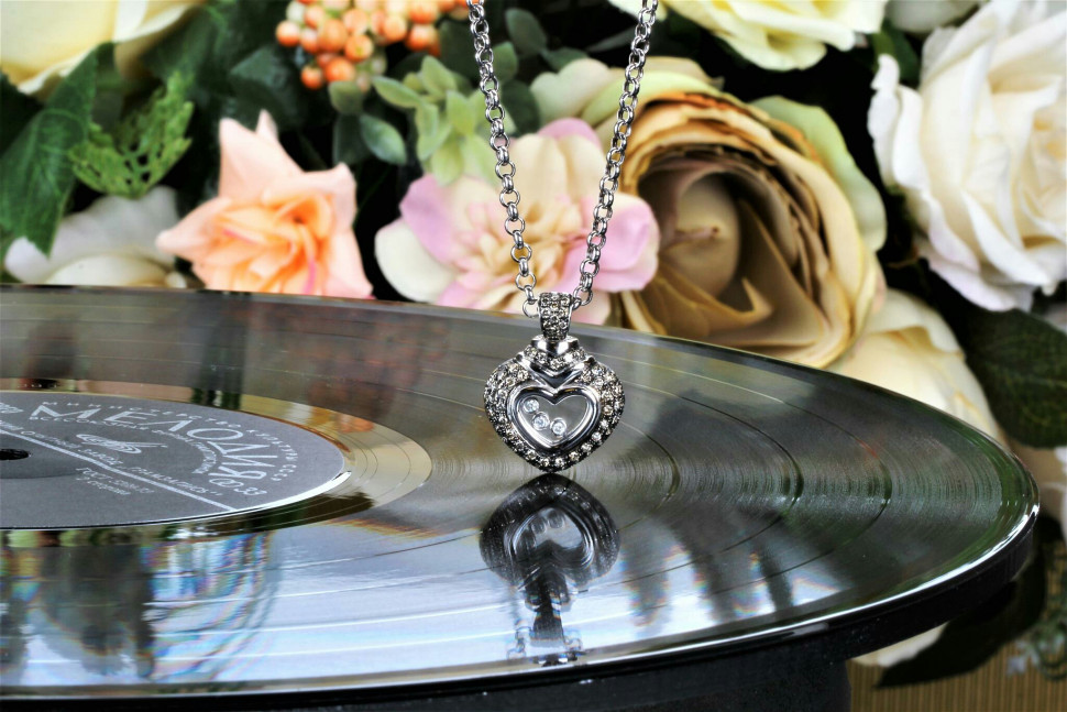 Кулон  из белого золота с  коричневыми бриллиантами 