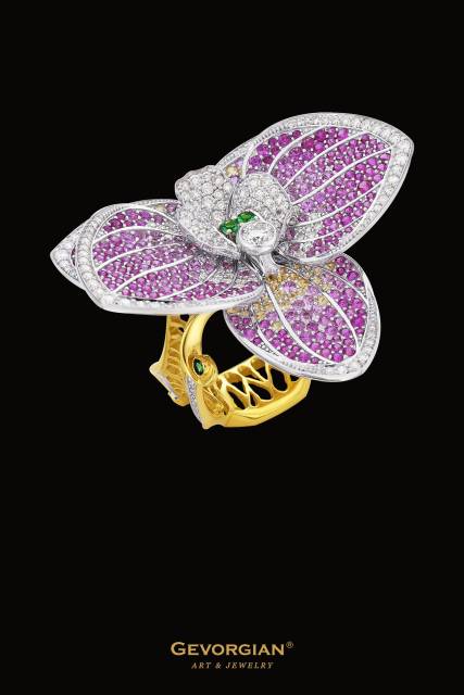 Эксклюзивное кольцо "Орхидея" из жёлтого золота 750 пробы с бриллиантами, цветными сапфирами и тсаворитами (053129)