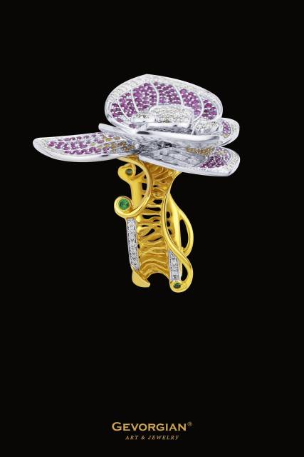 Эксклюзивное кольцо "Орхидея" из жёлтого золота 750 пробы с бриллиантами, цветными сапфирами и тсаворитами (053129)