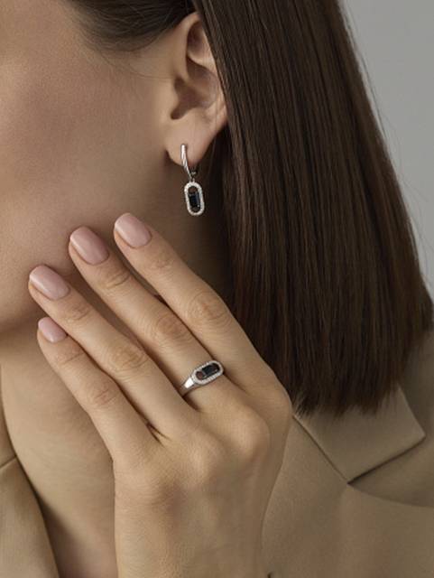 Кольцо из белого золота с бриллиантами и сапфиром  (061185)