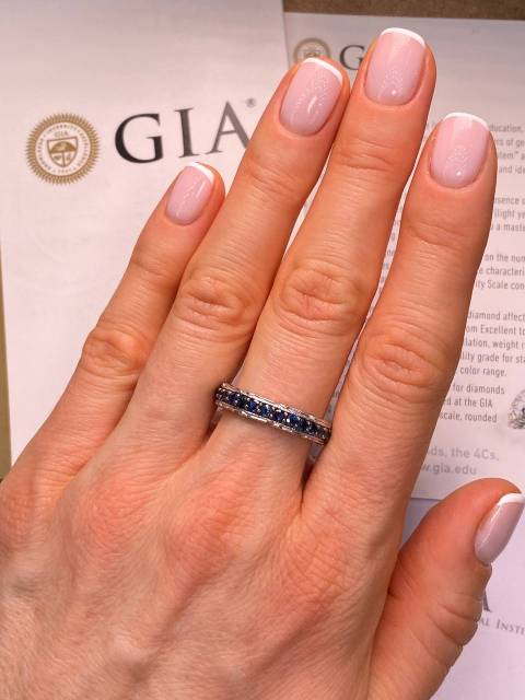 Кольцо из белого золота с сапфирами (060345)