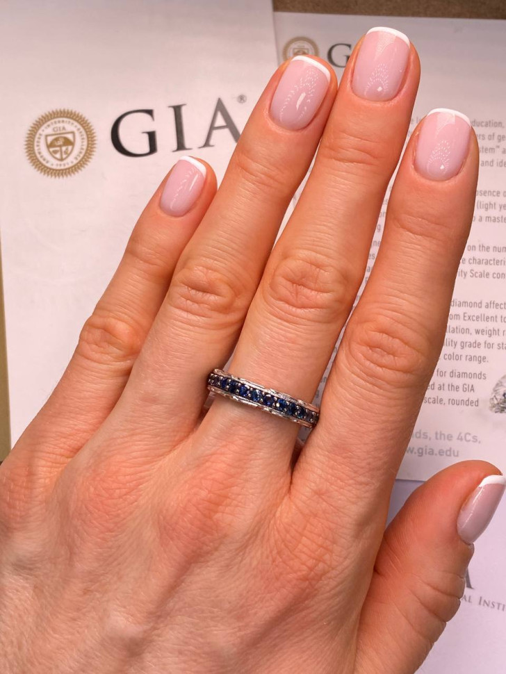 Кольцо из белого золота с сапфирами (060345)