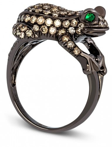 Кольцо с бриллиантами и зелёными гранатами из чёрного золота 17.0