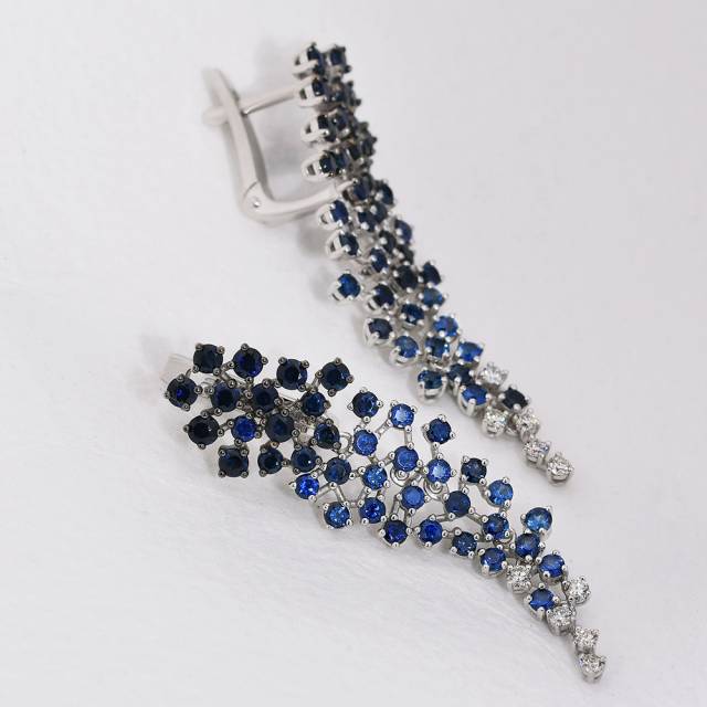 Серьги из белого золота с бриллиантами и сапфирами (054894)