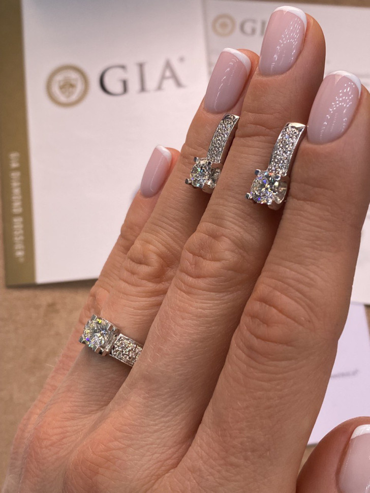 Серьги из белого золота с бриллиантами  (054431)