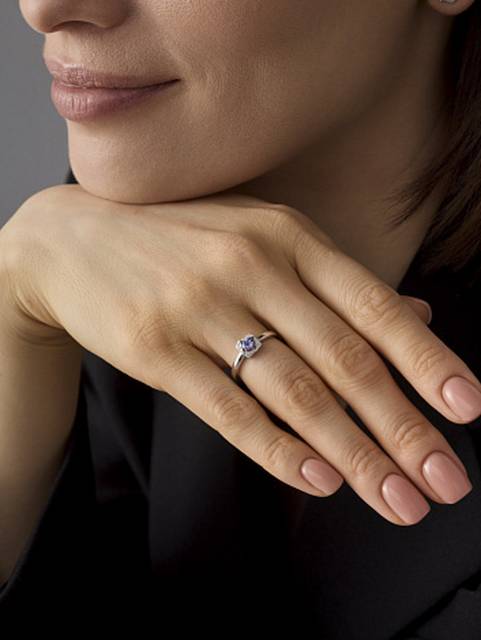 Кольцо из белого золота с танзанитом и бриллиантами (061187)