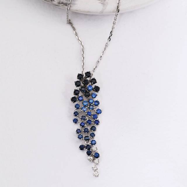 Колье из белого золота с бриллиантами и сапфирами (054893)