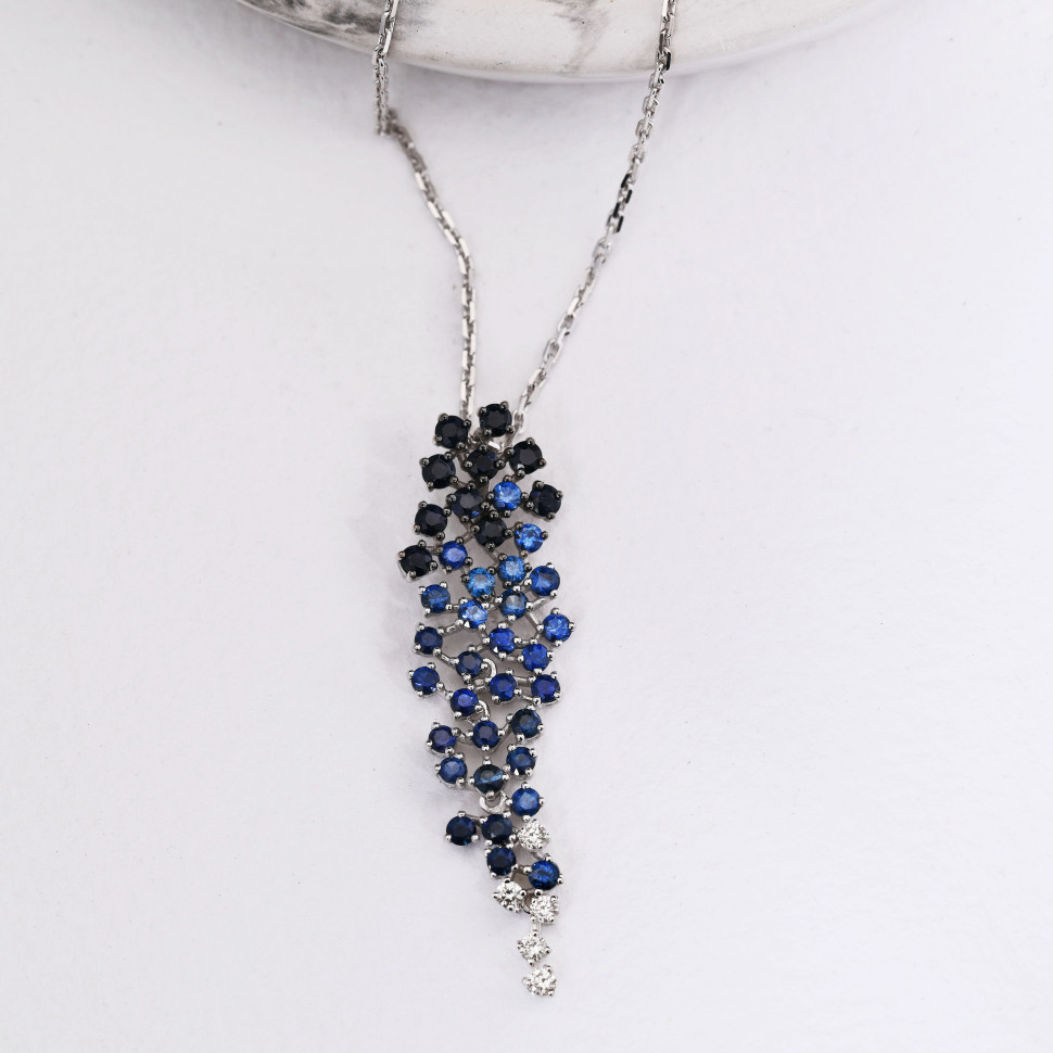 Колье из белого золота с бриллиантами и сапфирами (054893)