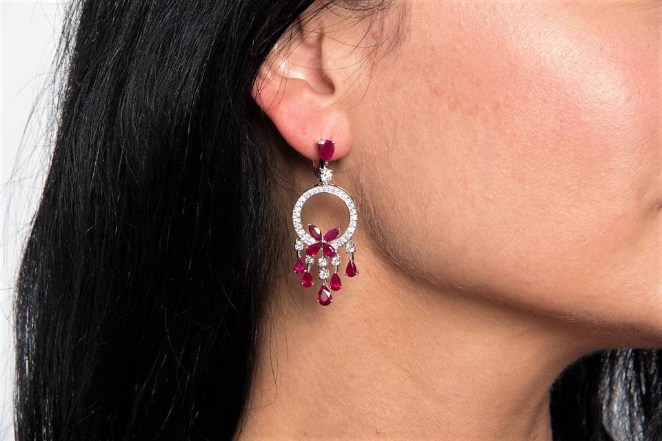 Серьги из белого золота с бриллиантами и рубинами (040013)