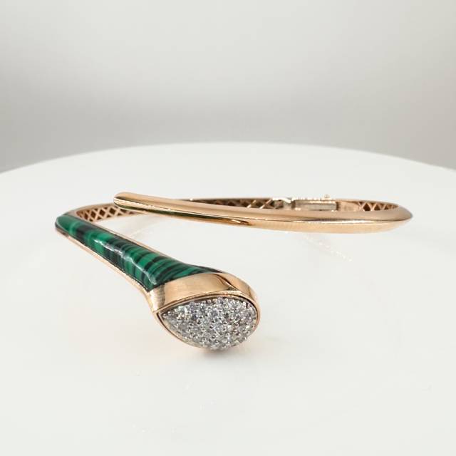 Браслет из красного золота с бриллиантами и малахитом (054640)