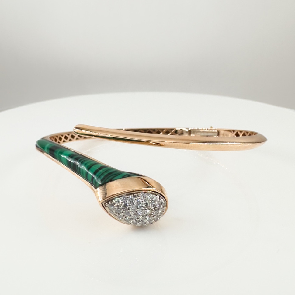 Браслет из красного золота с бриллиантами и малахитом (054640)