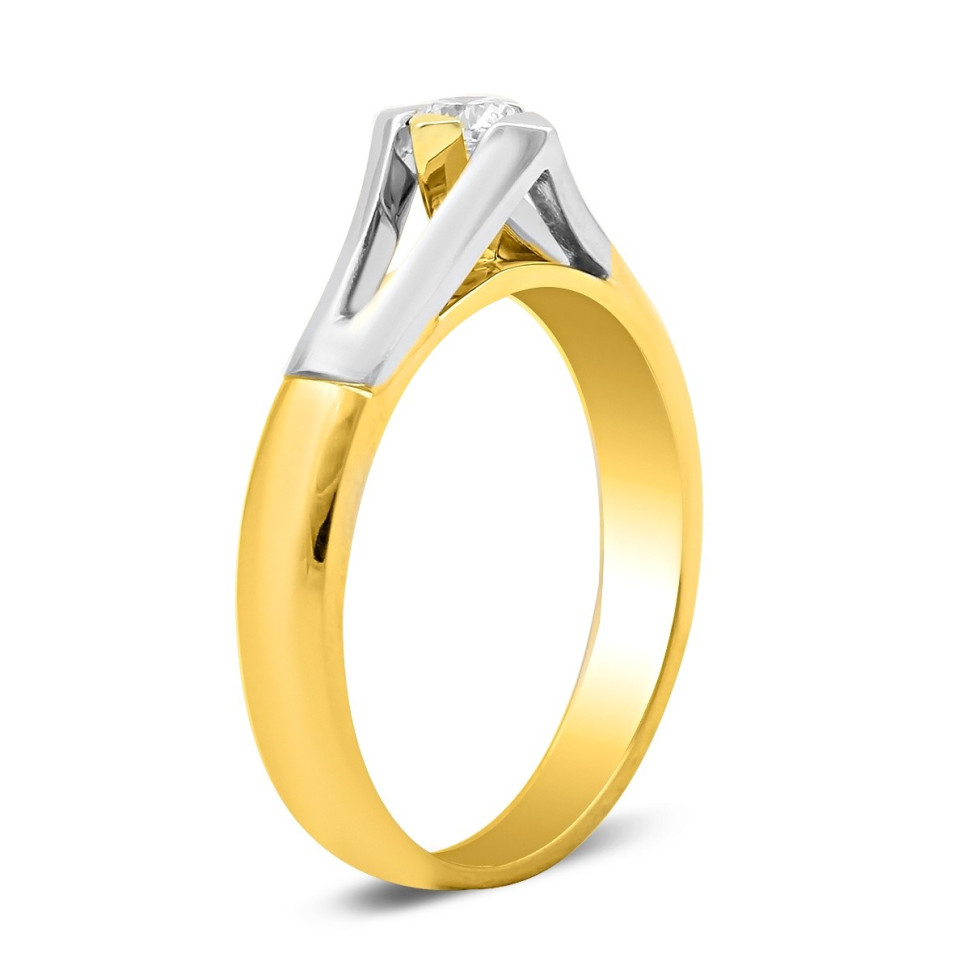 Помолвочное кольцо из комбинированного золота с бриллиантом (025668)