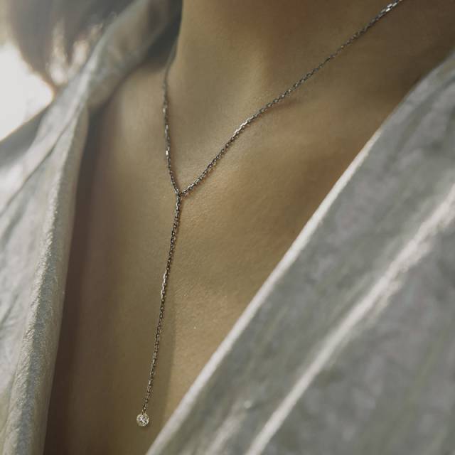 Колье из белого золота с бриллиантом (047759)