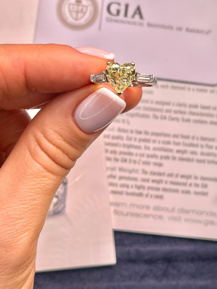 Помолвочное кольцо из белого золота с бриллиантами 