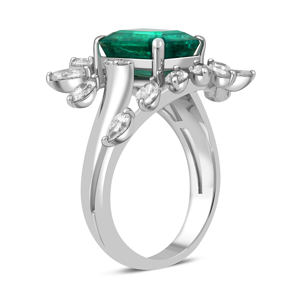 Кольцо из белого золота с бриллиантами и изумрудом (047579)