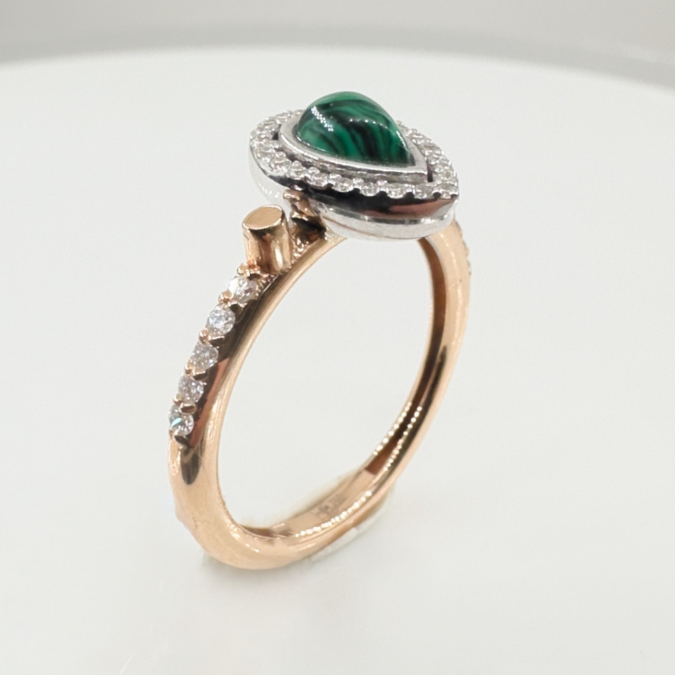 Кольцо из красного золота с бриллиантами и малахитом (054639)