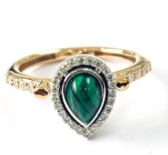 Кольцо из красного золота с бриллиантами и малахитом (054639)