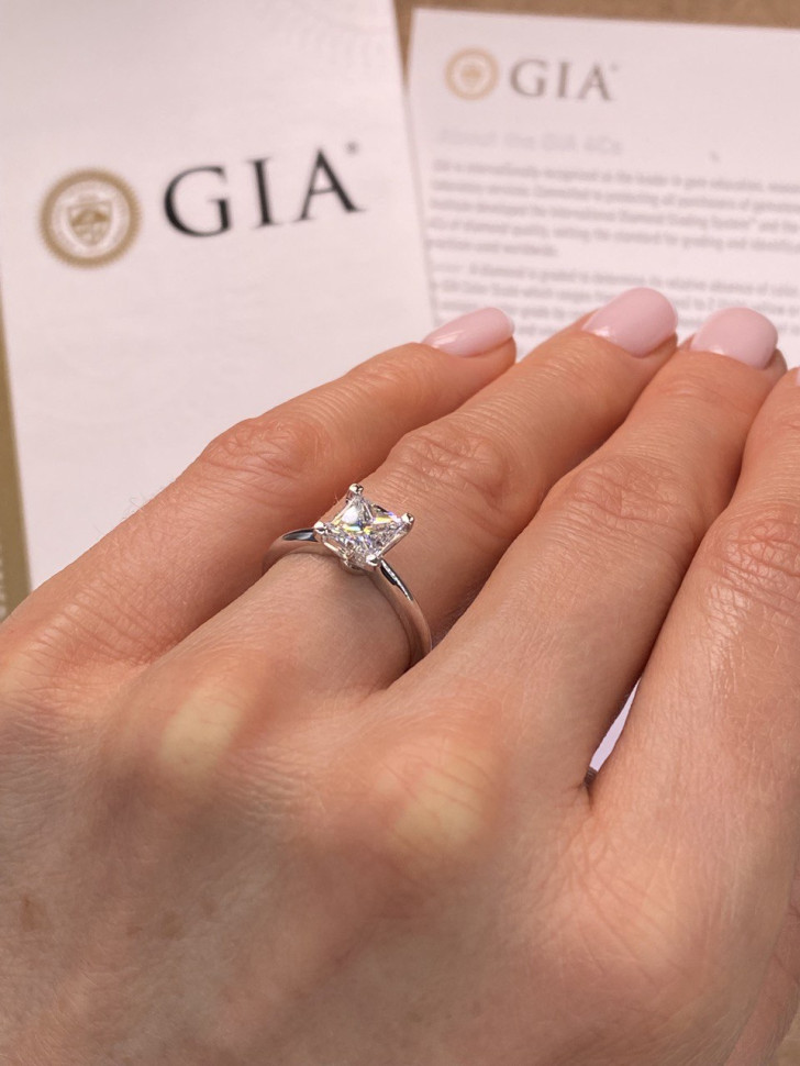 Помолвочное кольцо из белого золота с бриллиантом (055686)