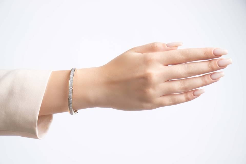 Браслет жёсткий из белого золота с бриллиантами (039687)