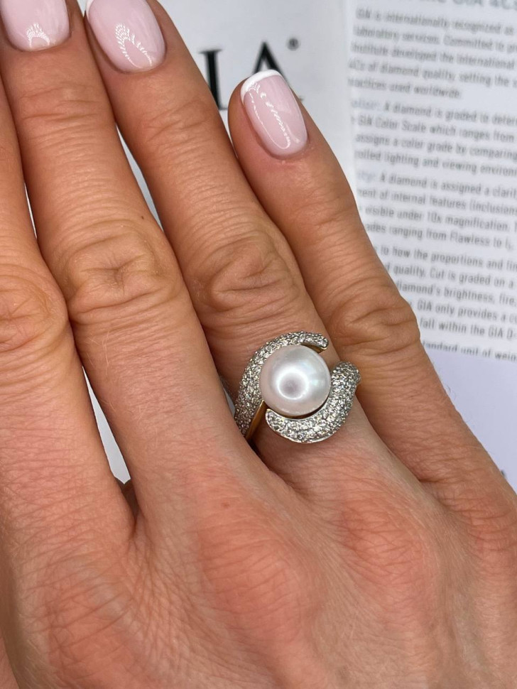 Кольцо из комбинированного золота с бриллиантами и жемчугом (024259)