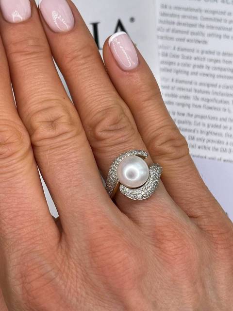 Кольцо из комбинированного золота с бриллиантами и жемчугом (024259)