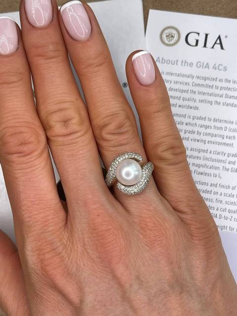 Кольцо из комбинированного золота с бриллиантами и жемчугом (024259)