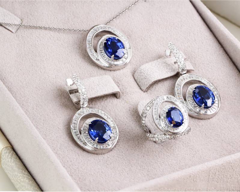 Серьги из белого золота 750 пробы с бриллиантами и сапфирами (046829)