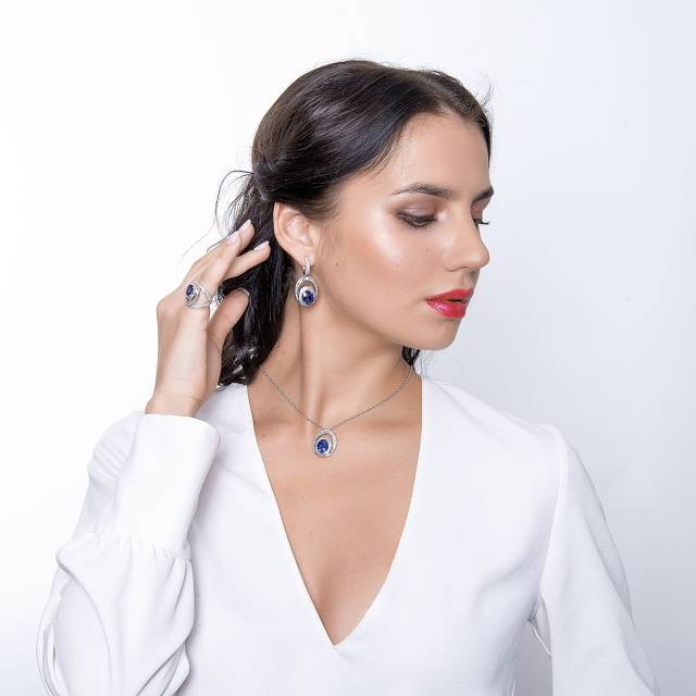 Серьги из белого золота 750 пробы с бриллиантами и сапфирами (046829)